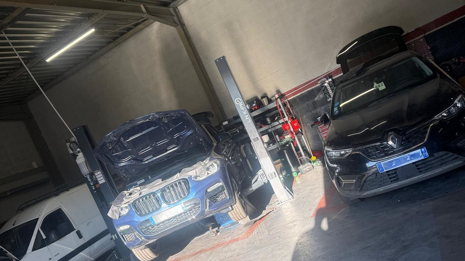 Véhicule sur pont dans l'atelier AB-Motors